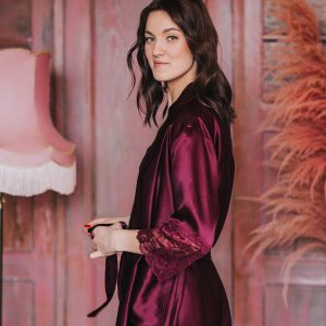 bordo krāsas zīda halāts ar mežģīnēm